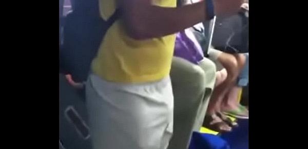  Gostoso exitado no metrô